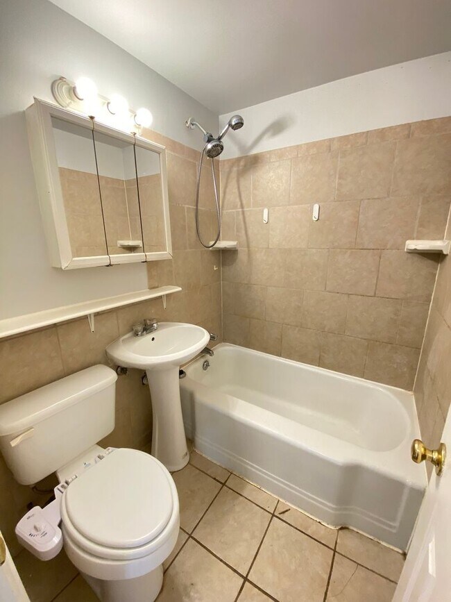 Foto del edificio - 2 bed 1 bath plus BONUS ROOM in Del City