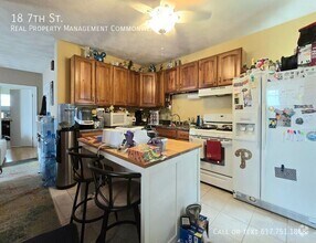 Building Photo - 18 7th St