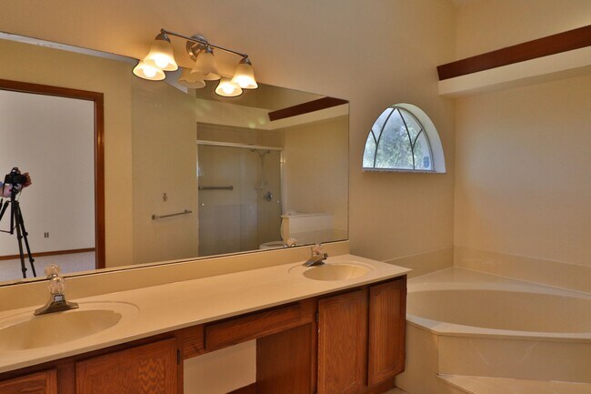 Building Photo - 3/2/2 Split plan with over 2100 square feet