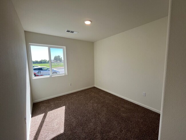 Foto del edificio - Beautiful home available now in Visalia Ca!