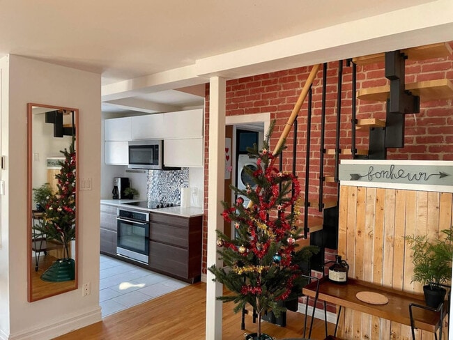 Building Photo - 3730 Bd Édouard-Montpetit