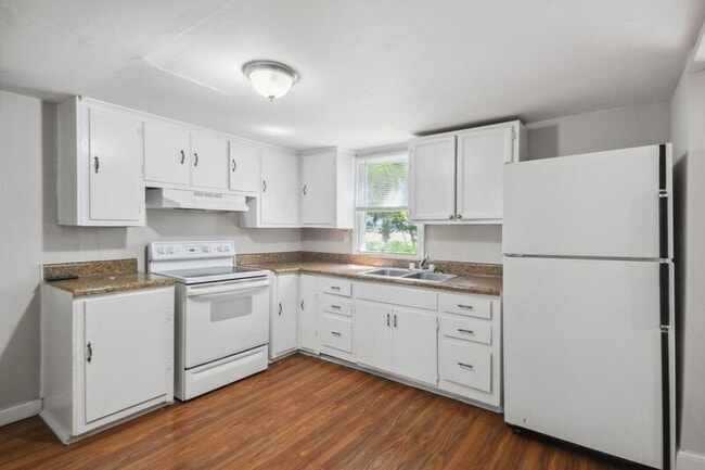 Building Photo - 1849 Hilltop Cir