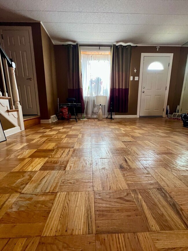 Foto del edificio - Stunning 3-Bedroom Townhome in Wissinoming! Available NOW!
