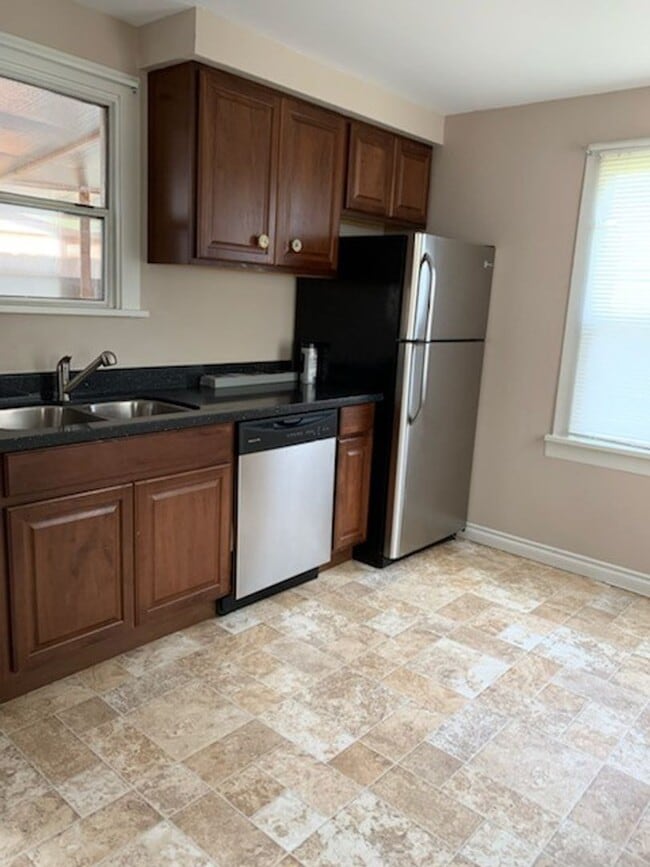 Building Photo - Cute and Cozy Newly Remodeled