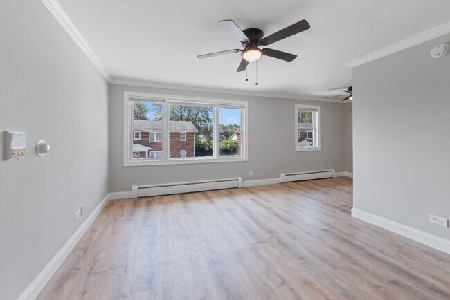 Foto del edificio - Rehabbed 2 Bedroom In Prime Lake Bluff Location - Pet Friendly - Free Parking!