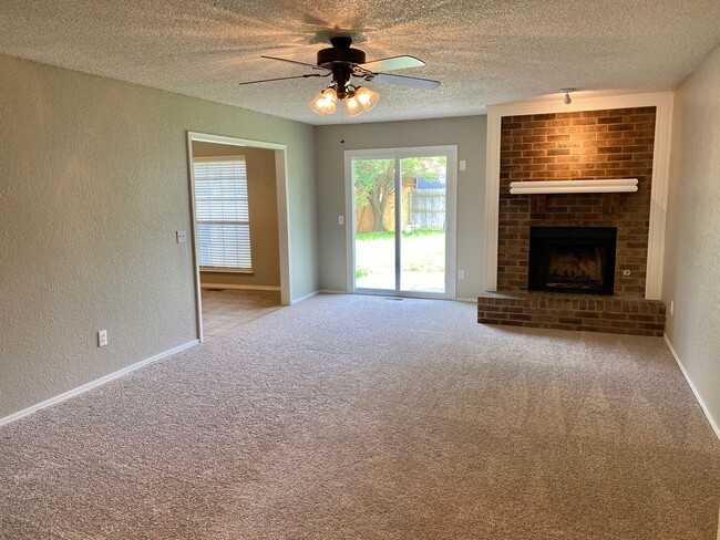 Building Photo - Cute 3 Bed In Mustang Schools