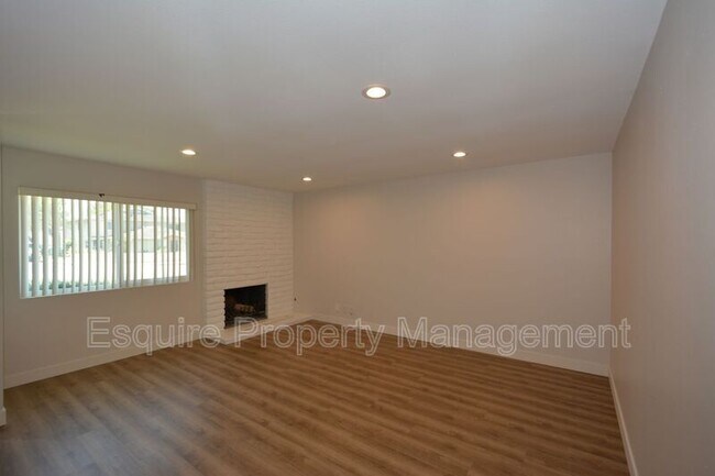 Building Photo - 3551 W Hemlock St