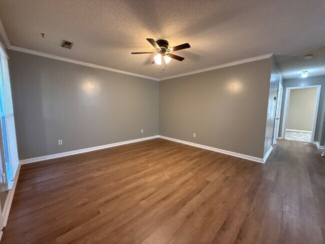 Foto del edificio - "Spacious 2-Bedroom, 2-Bath Oasis in Prime Huntsville Location!"