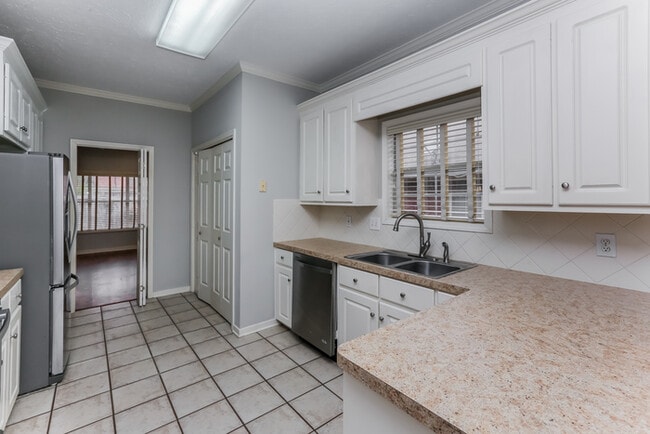 Building Photo - 614 Camdenpark Dr