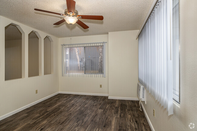 Downstairs Apartment - Shoreline Plaza Apartments