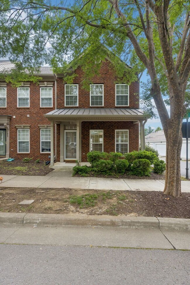 Foto del edificio - Beautifully maintained 3-bedroom, 2-bath townhome in Nashville’s highly desirable Lennox Village