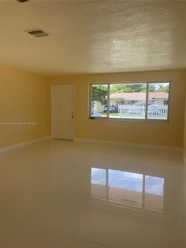 Foto del edificio - 1280 NE 117th St