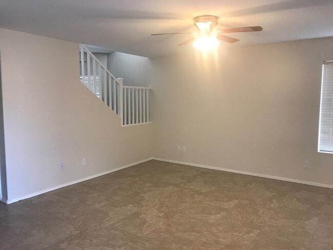 Building Photo - Large and spacious home in Surprise