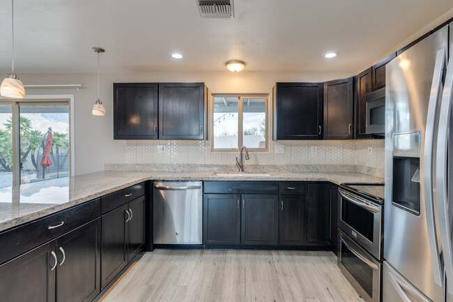Building Photo - 6842 N Camino de las Brisas