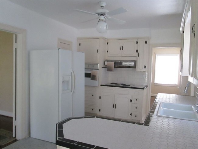 Foto del edificio - 909 Pinemont Dr