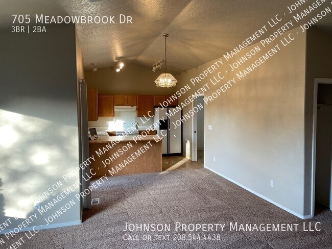 Building Photo - 705 Meadowbrook Dr