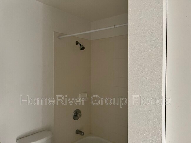 Foto del edificio - 305 Whitehall Ct
