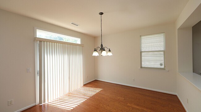 Foto del edificio - Spacious Home in Superb Cary Location *Amberly Community*