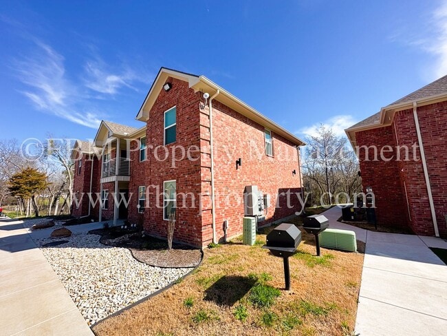 Building Photo - Hidden Creek, Unit 211 - Gorgeous 2 Bedroo...