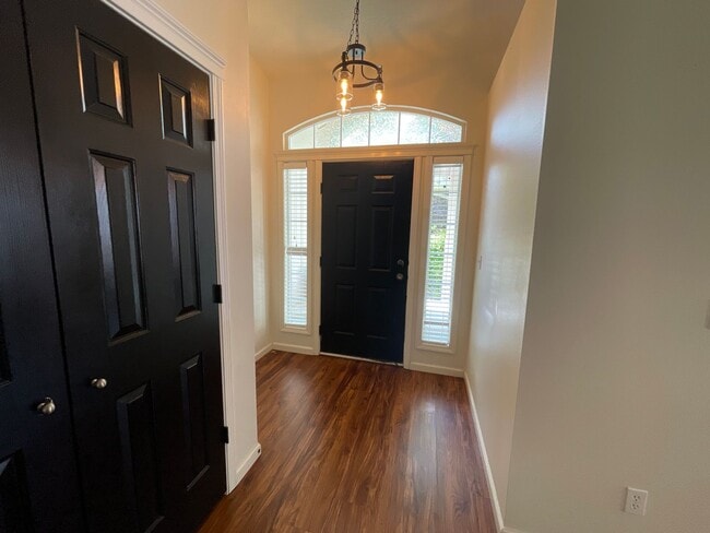 Building Photo - Amazing 3 bedroom in a great neighborhood