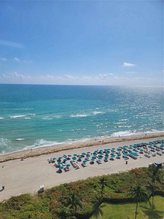 Foto principal - 16445 Collins Ave