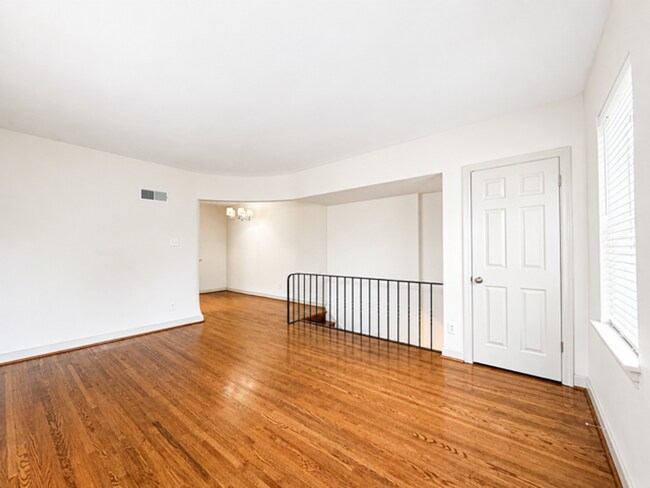 Building Photo - 4633-4635-4635 Jamieson Ave