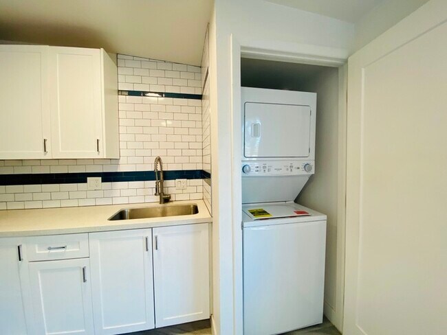 Building Photo - Spacious Design Meets Modern Living in thi...