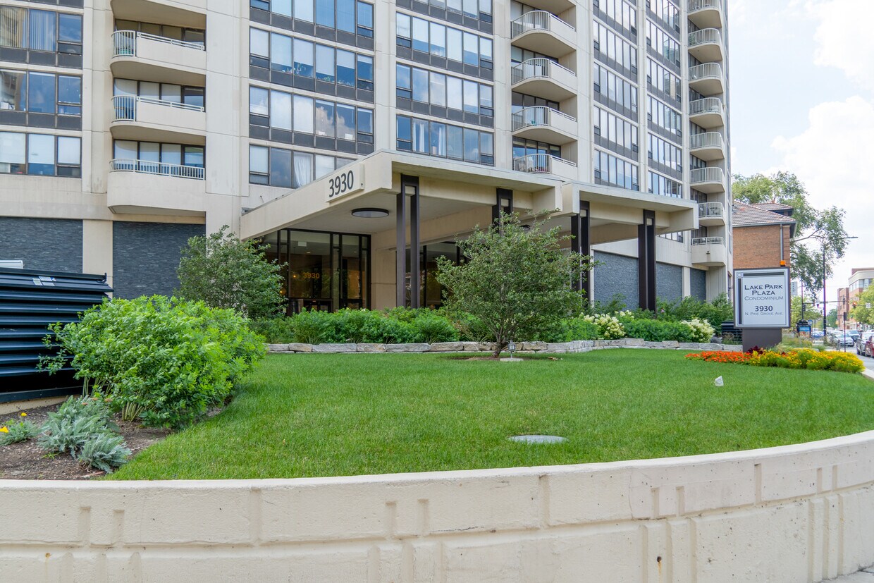 Foto principal - 3930 N Pine Grove Ave