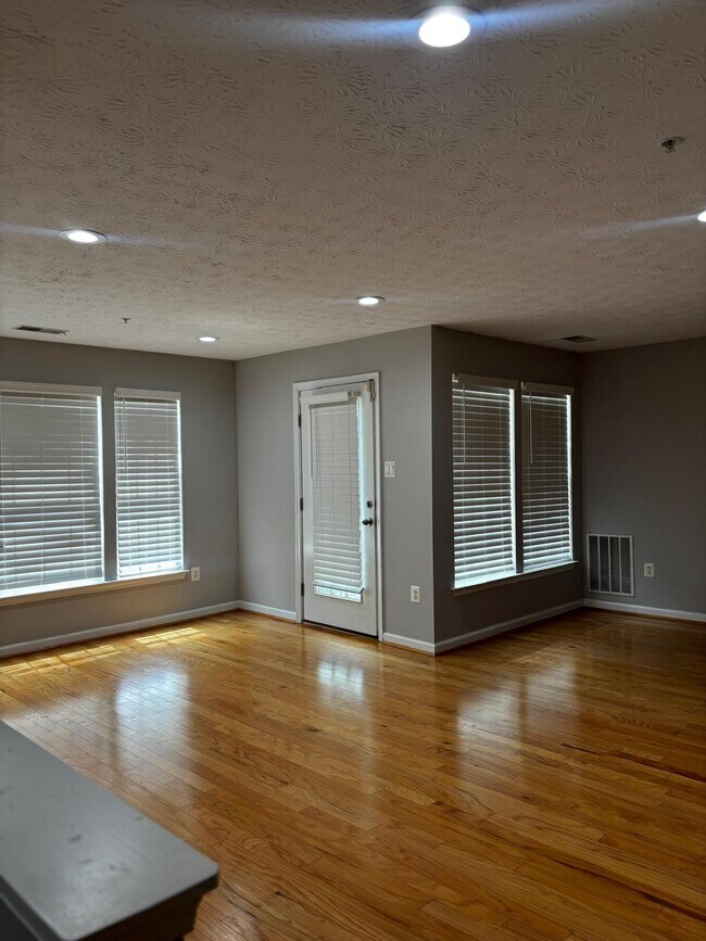 Foto del edificio - 3004 Hunting Ridge Dr