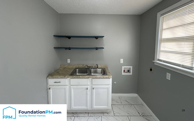 Building Photo - 415 Carbon Cove