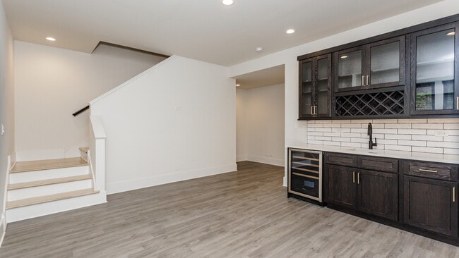 Building Photo - 1327 N Wicker Park Ave