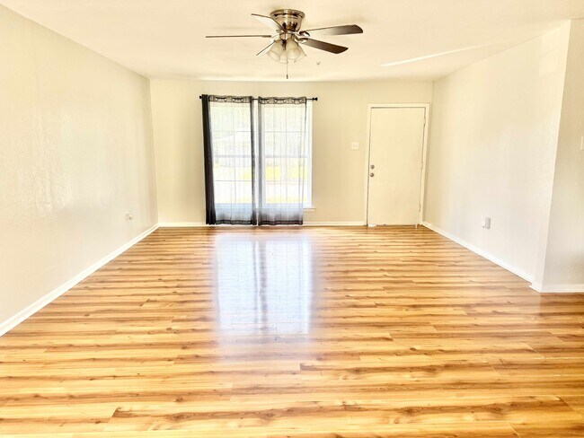 Foto del edificio - 6937 N Rothmer Dr
