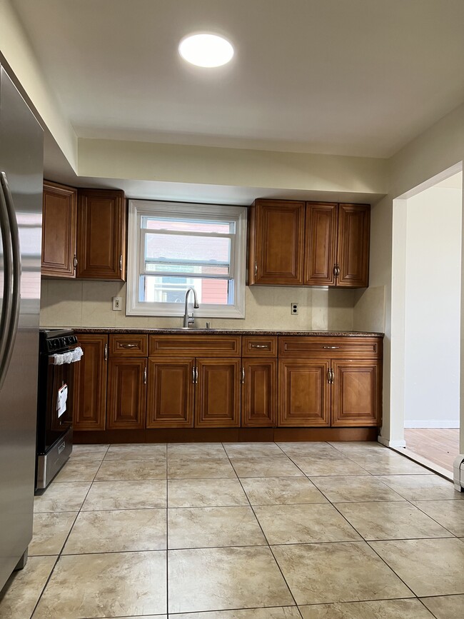 Kitchen - 14 Village Plz