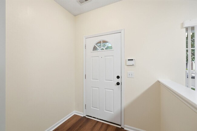 Foto del edificio - Beautiful Matthews Townhome with Updated Interior & Community Pool