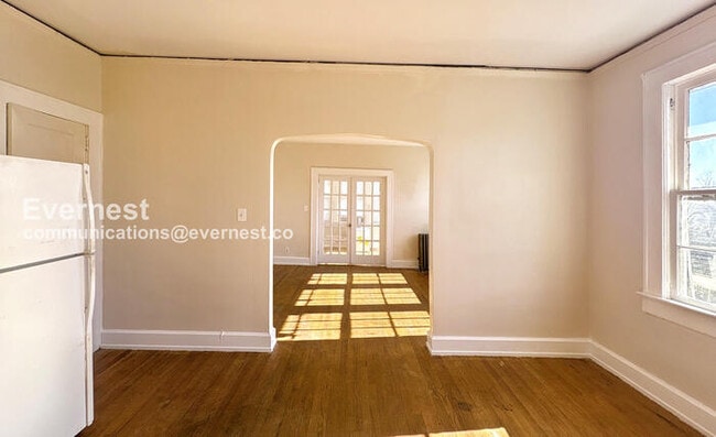 Building Photo - 904 3rd St W