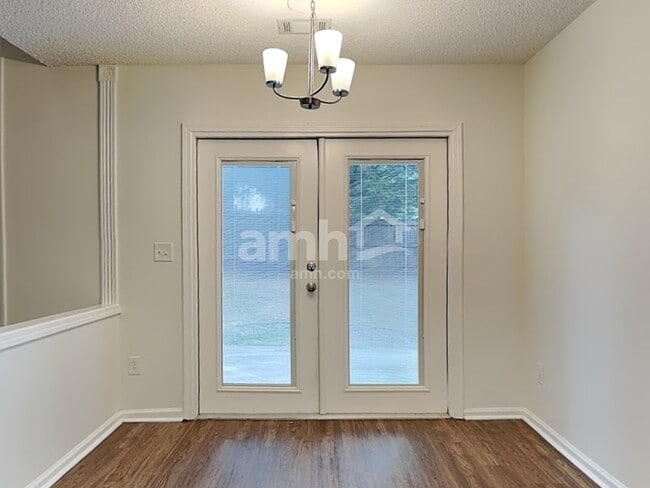 Building Photo - 582 Lullingstone Dr SE