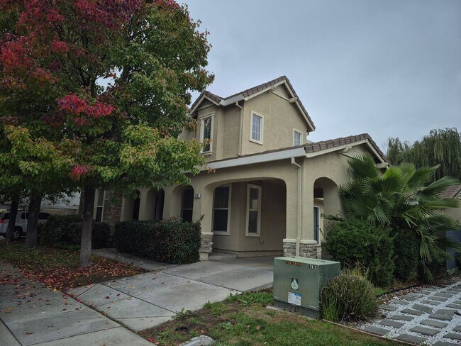 Building Photo - Beautiful 4 bedroom 3 bath home