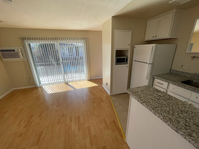 Foto del edificio - 1 bedroom 1 bath updated, upstairs unit-lo...