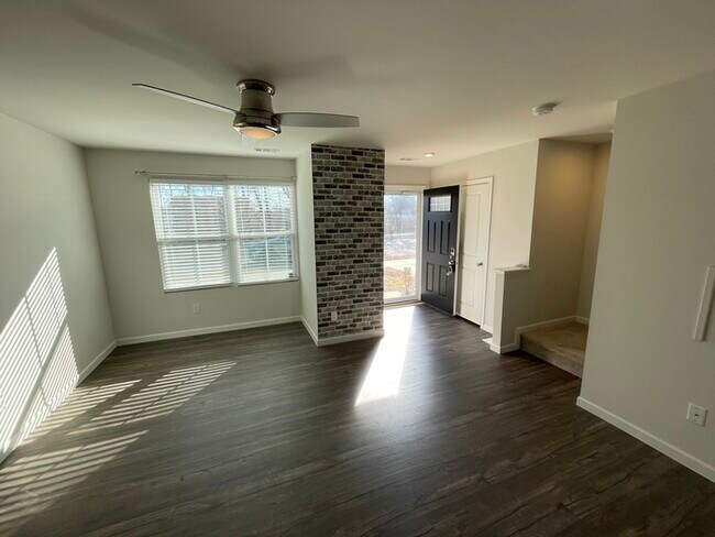 Foto del edificio - North Nashville townhome, very close to do...