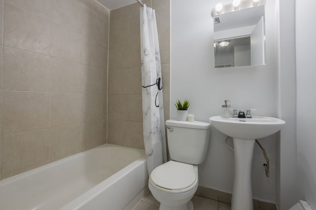 Building Photo - 10144 Lajeunesse