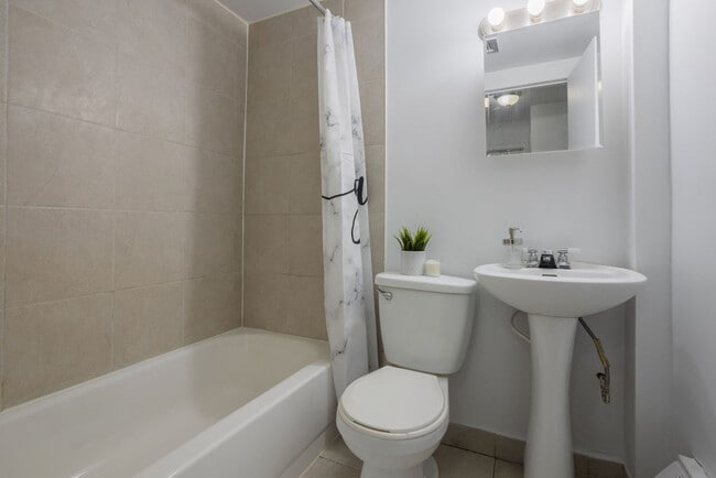 Building Photo - 10144 Lajeunesse