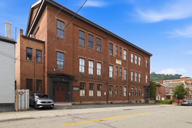Building Photo - 910 Bingham St
