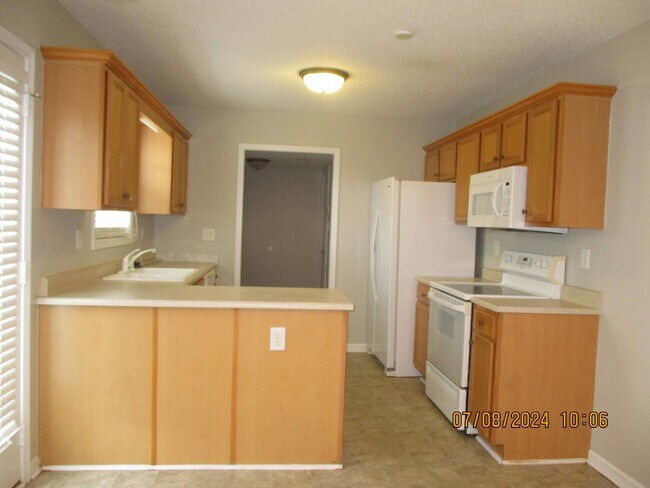 Building Photo - 615 Sunpointe Dr