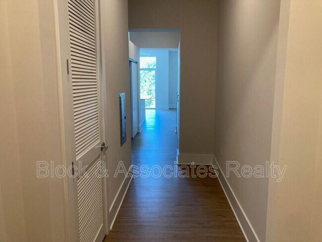Foto del edificio - 2441 Campus Shore Dr
