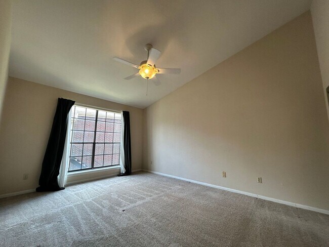 Foto del edificio - well-kept condo features 2 spacious bedroo...