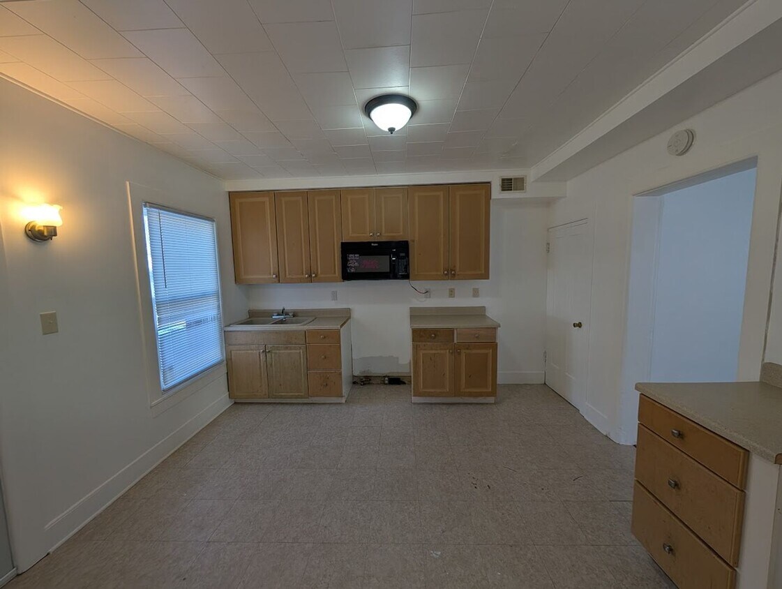 Foto del edificio - 3-Bedroom, 1.5-Bathroom Side-by-Side Duplex – $1,100/Month