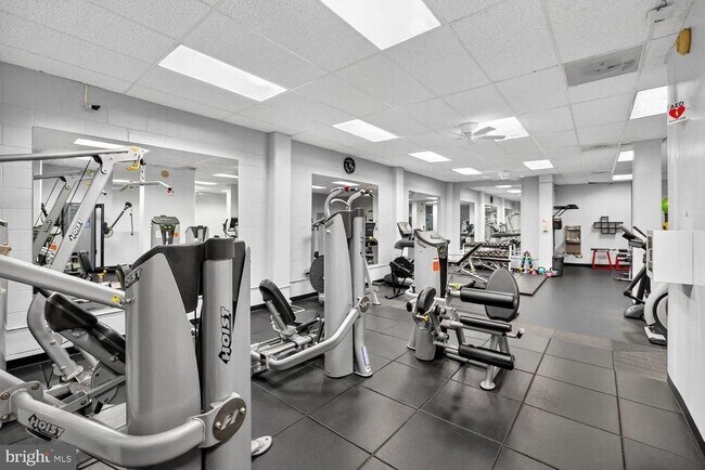 Foto del edificio - 5500 Friendship Blvd