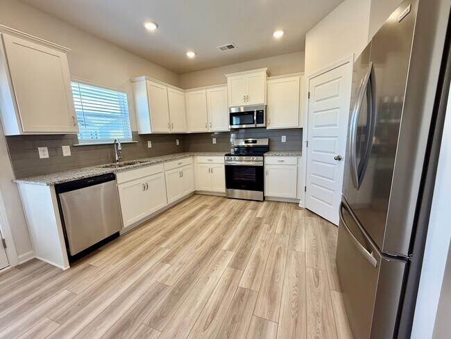 Building Photo - Luxury Townhome with Great Views