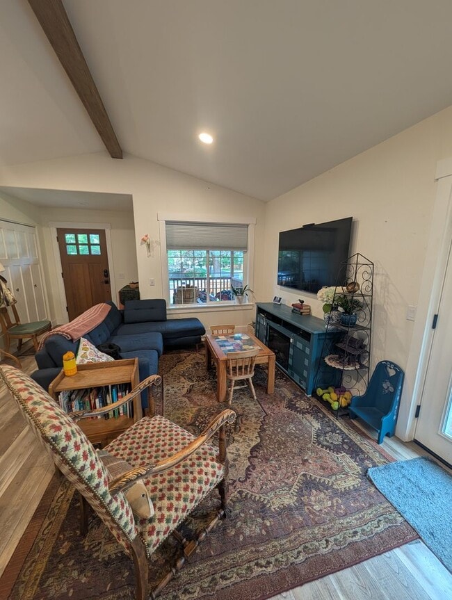 Building Photo - Beautifully Remodeled 3 Bed/2 Bath on Bend...
