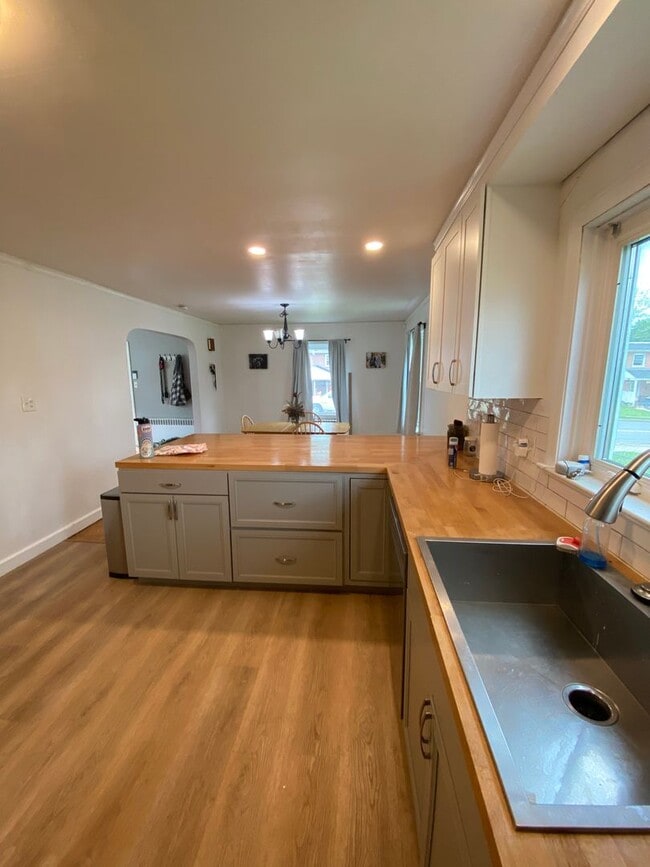 Building Photo - Beautiful 3 Bedroom House with Large Fence...
